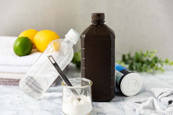 Wie stellt man einen selbstgemachten Fleckenentferner her, um alle Flecken aus der Kleidung zu entfernen? 2 saubere Flecken