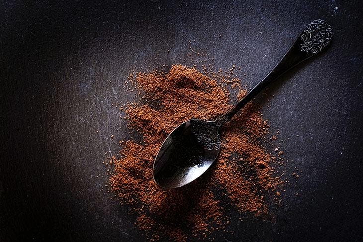 Halten Sie Ameisen mit Kaffeesatz fern