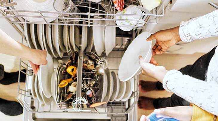 Entfernen Sie das Geschirr