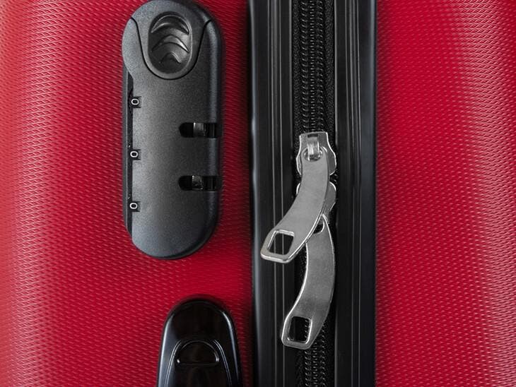 Wozu dienen die kleinen Löcher in Reißverschlüssen? Eine sehr nützliche unbekannte Funktion 2 Reißverschluss eines Koffers