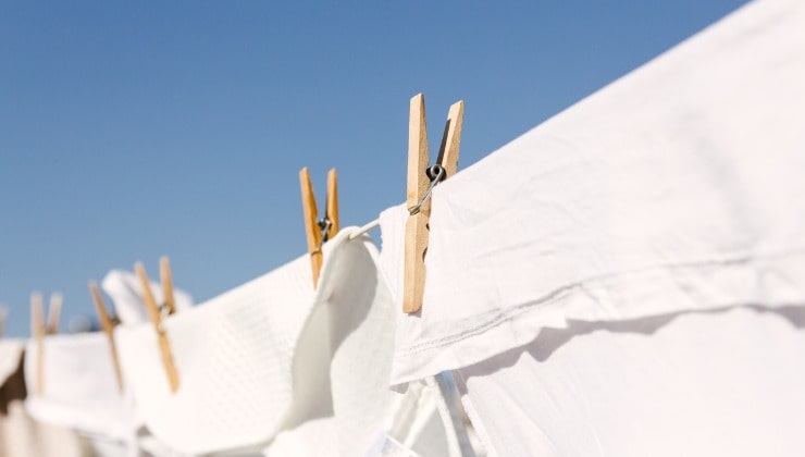 Weiße Wäsche in der Sonne