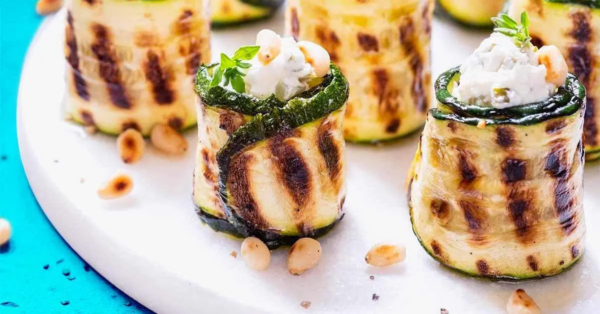 Zucchini-Brötchen gefüllt mit Schinken und Käse: ein günstiges und leckeres Rezept für Weihnachten