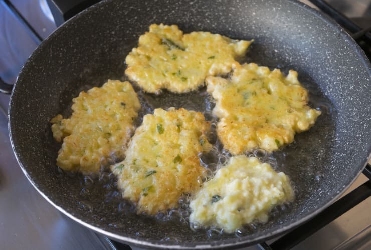 Zucchini-Pfannkuchen in der Pfanne