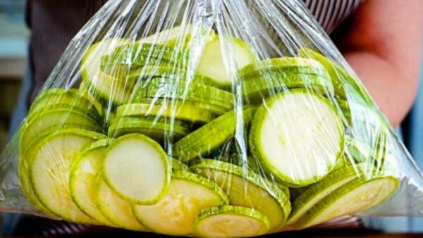 Zucchini, steck sie in eine Tüte und würze sie so: köstlich