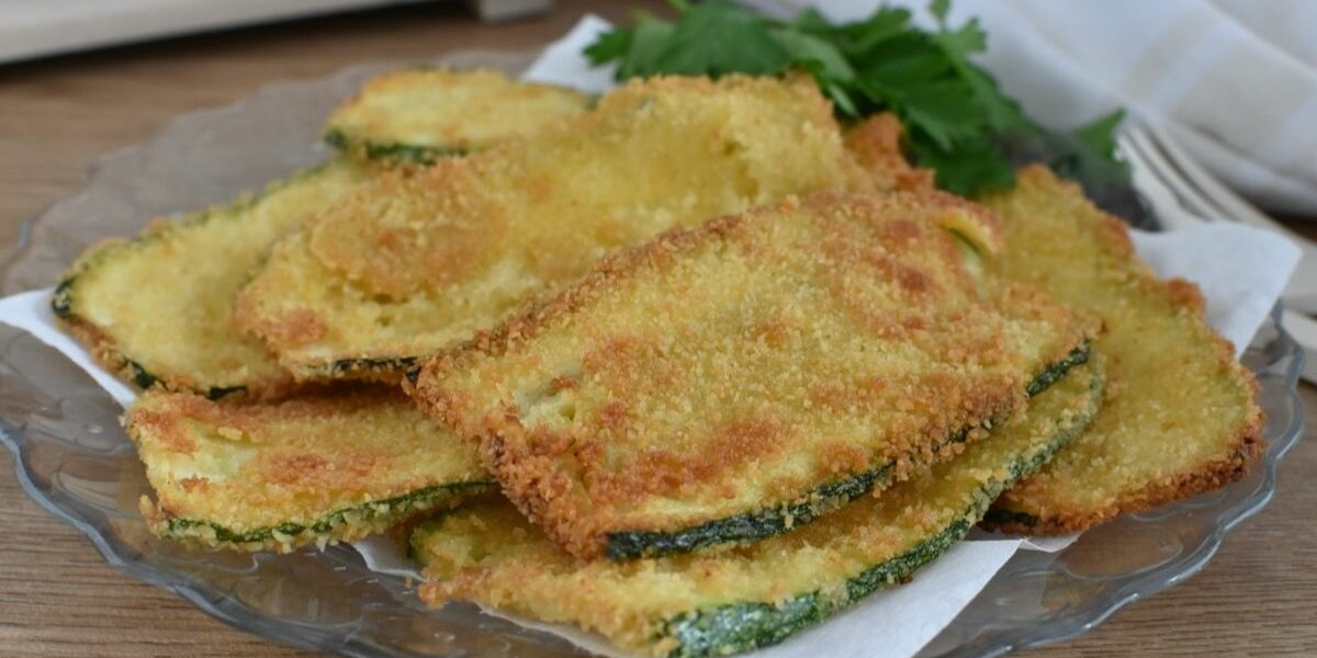 Zucchinischeiben mit Parmesan aus der Pfanne – einfaches Beilagenrezept