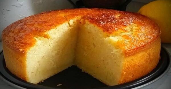 Zuckerfreier Milch-Grieß-Kuchen, ultraweich, aromatisiert mit Vanille und Zitrone und so gut