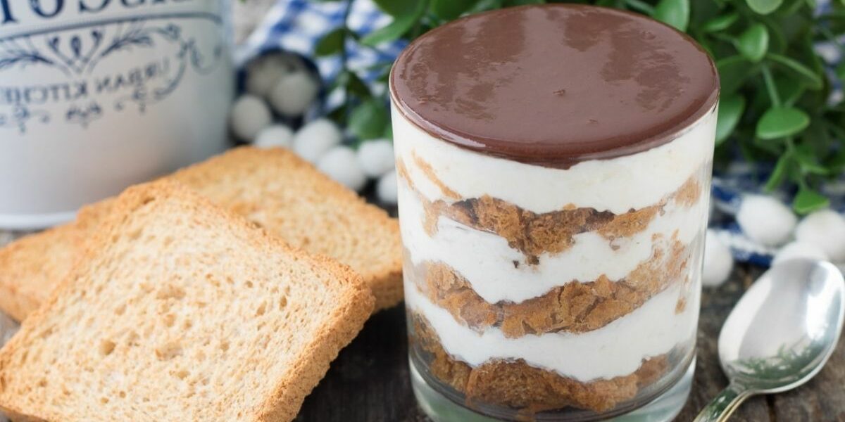 cLeichtes Tiramisu im Glas ist ein leichtes, frisches und schnelles Dessert.
