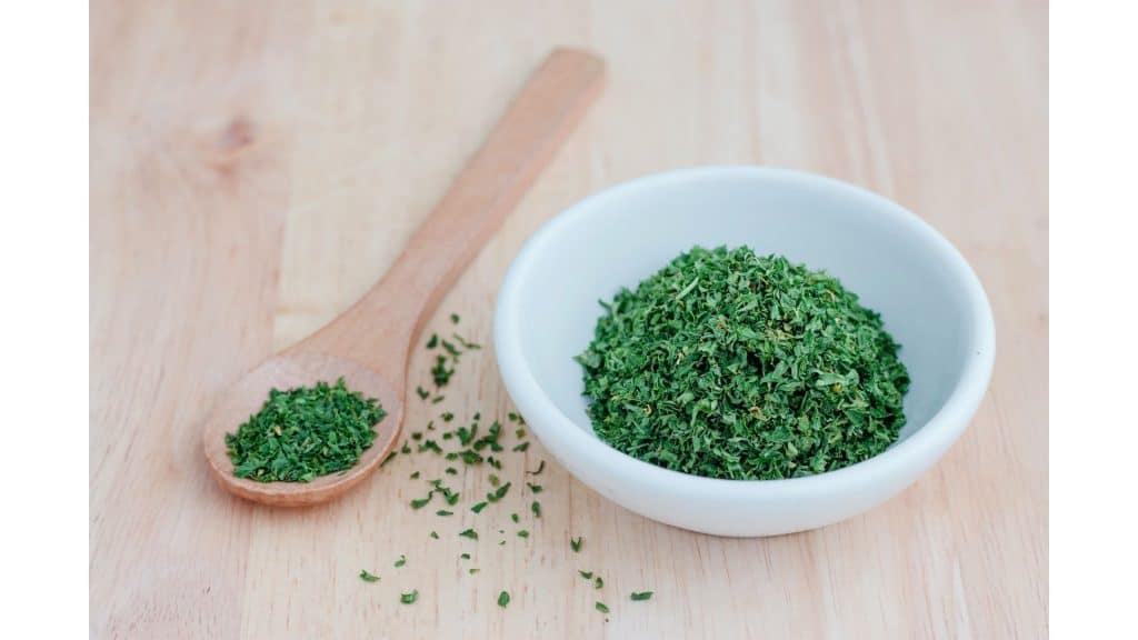 Parsley flakes