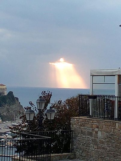 Man captures glowing figure shining through clouds – Many say it looks like Christ the Redeemer