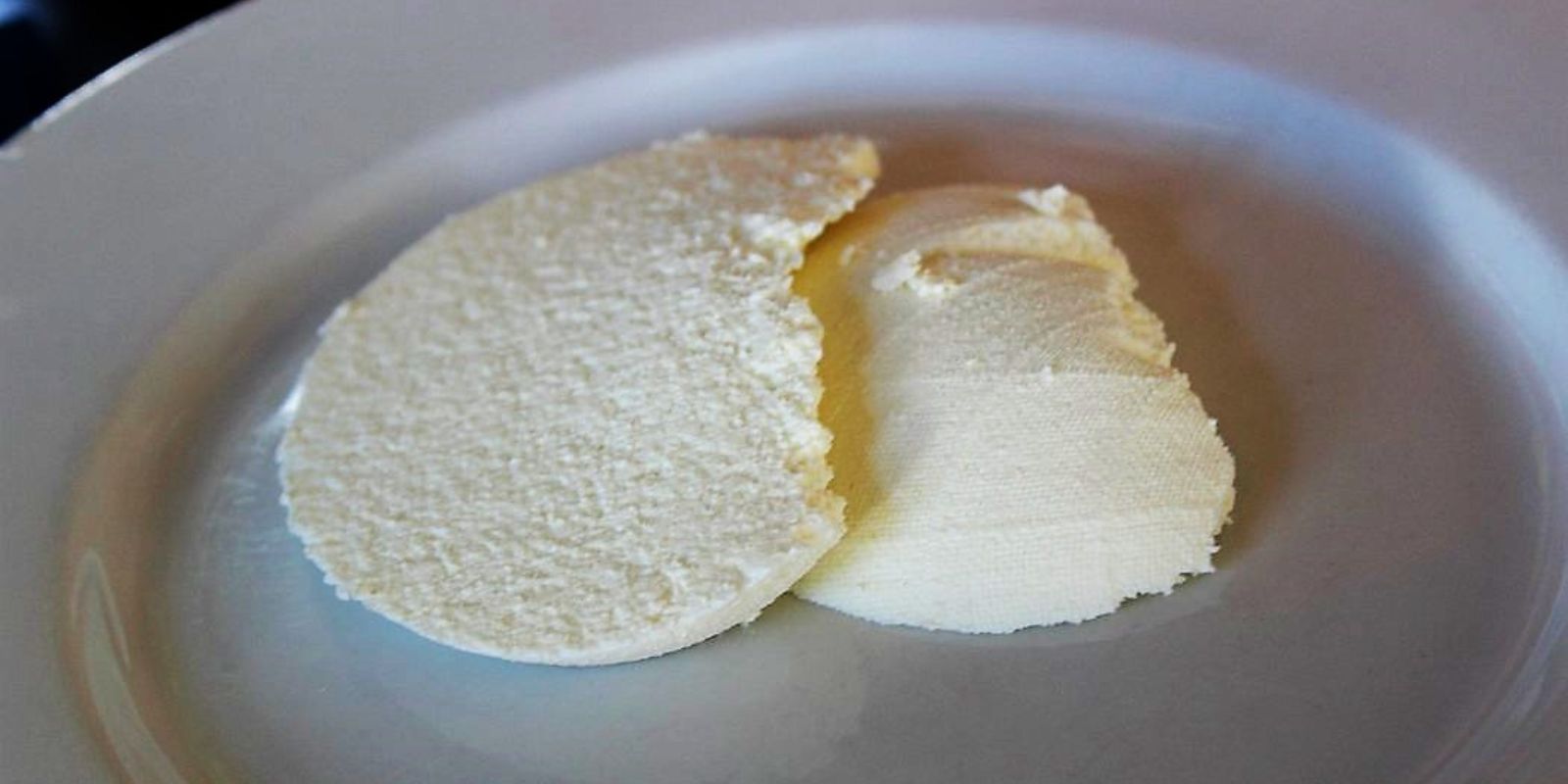 1 Liter Milch, 1 Joghurt und eine halbe Zitrone reichen aus, um den besten hausgemachten Käse zuzubereiten