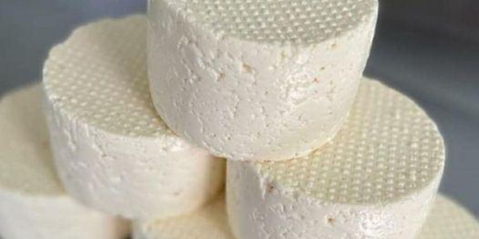 1 Liter Milch, 1 Joghurt und eine halbe Zitrone reichen aus, um den besten hausgemachten Käse zuzubereiten