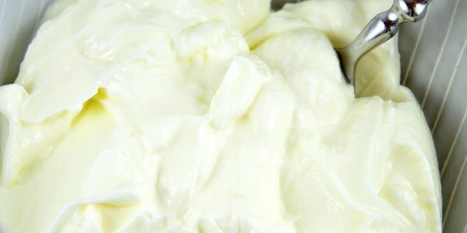 1 Liter Milch, 1 Joghurt und eine halbe Zitrone reichen aus, um den besten hausgemachten Käse zuzubereiten