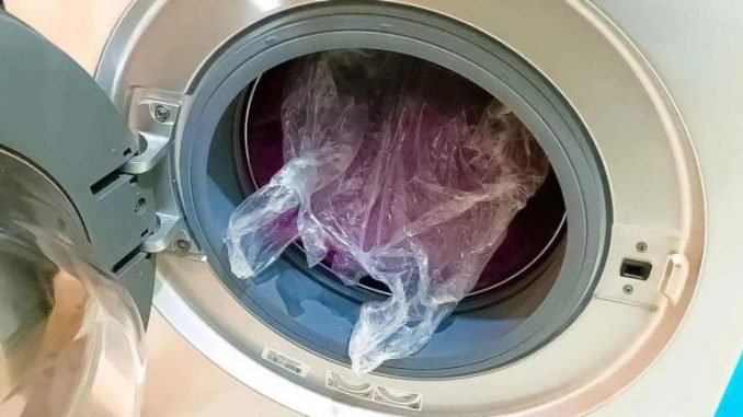 1 Plastiktüte in die Waschmaschine geben: was passiert mit der Wäsche 30 Minuten später