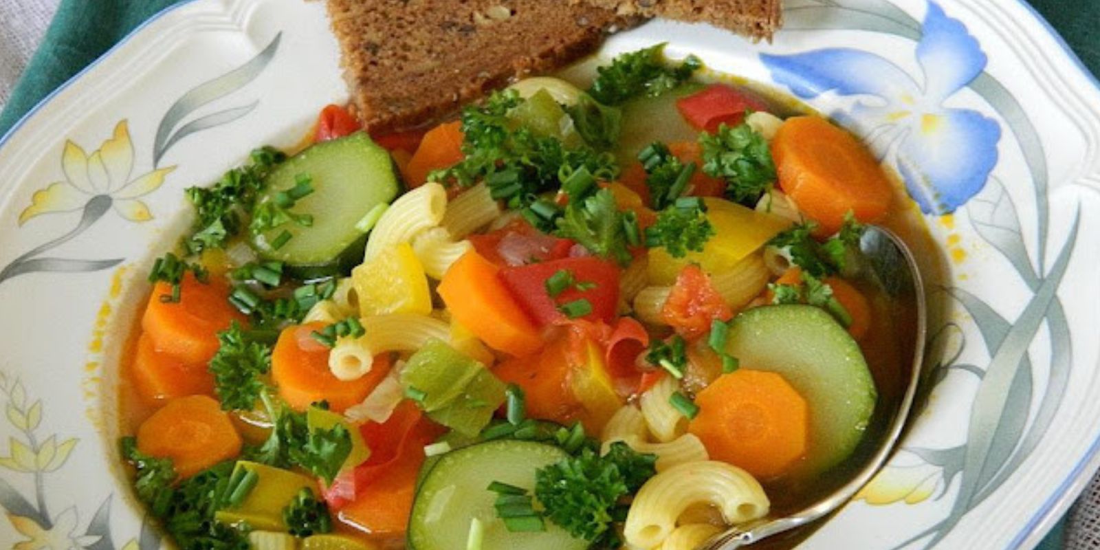 15 Minuten Gemüse-Nudel-Suppe (Gesund, fettarm und kunterbunt!)