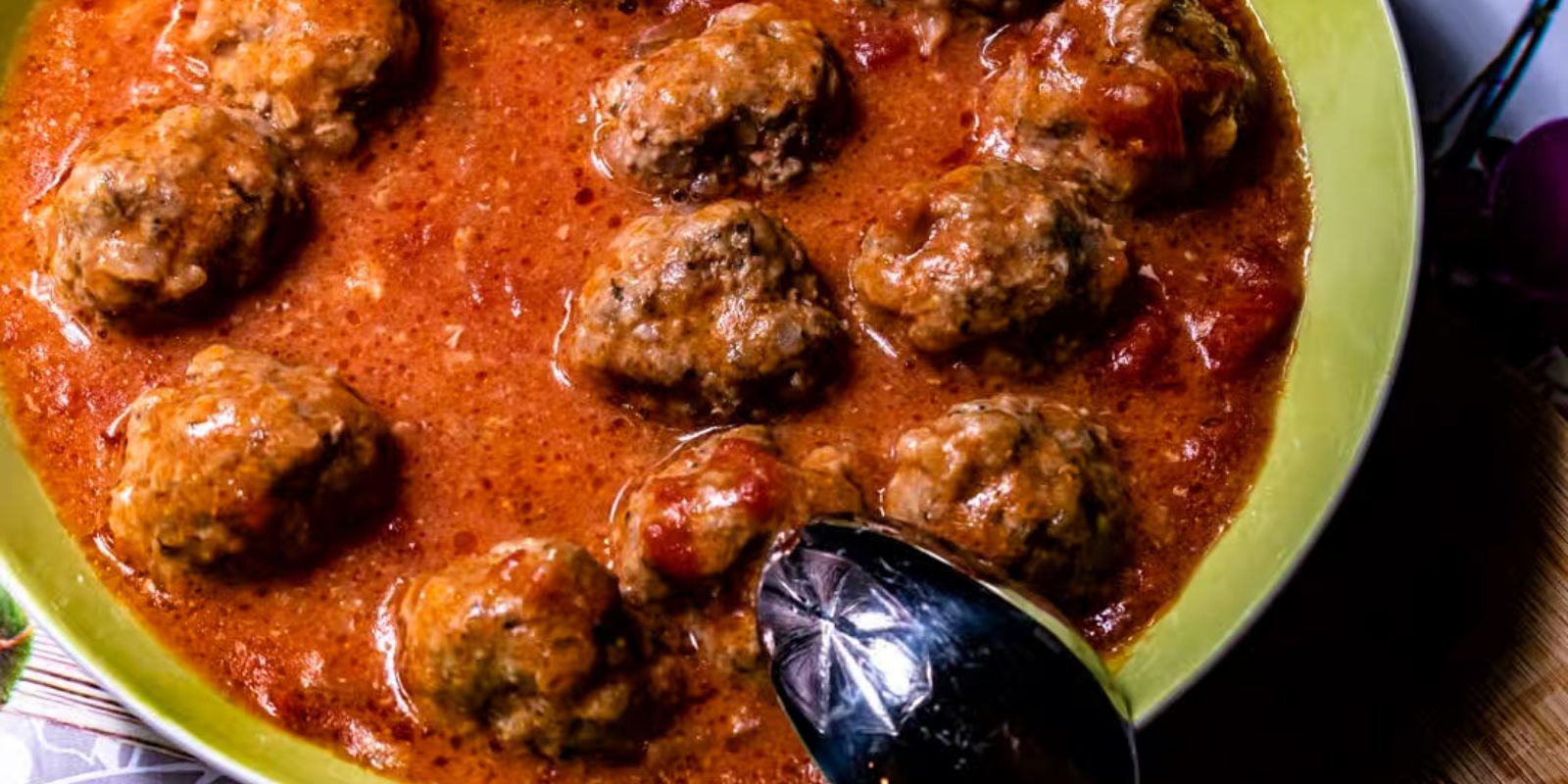 3 kleine Klopse mit buntem Gemüse und tomatensoße rezept