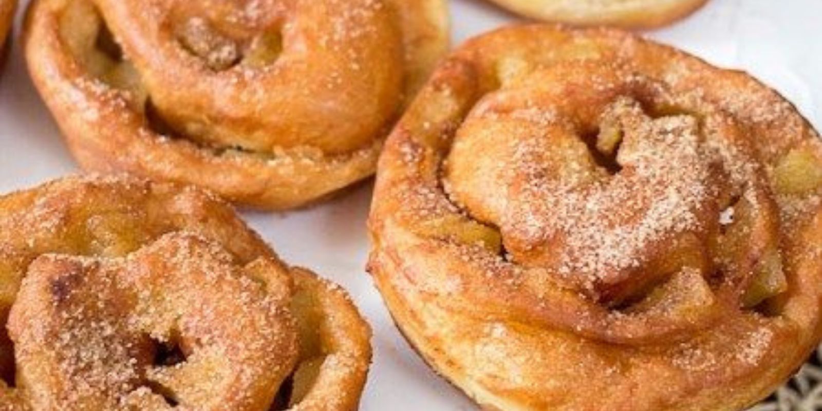 “Apfelkrapfen: Der Verlockende Apfelgenuss in Teig gehüllt”