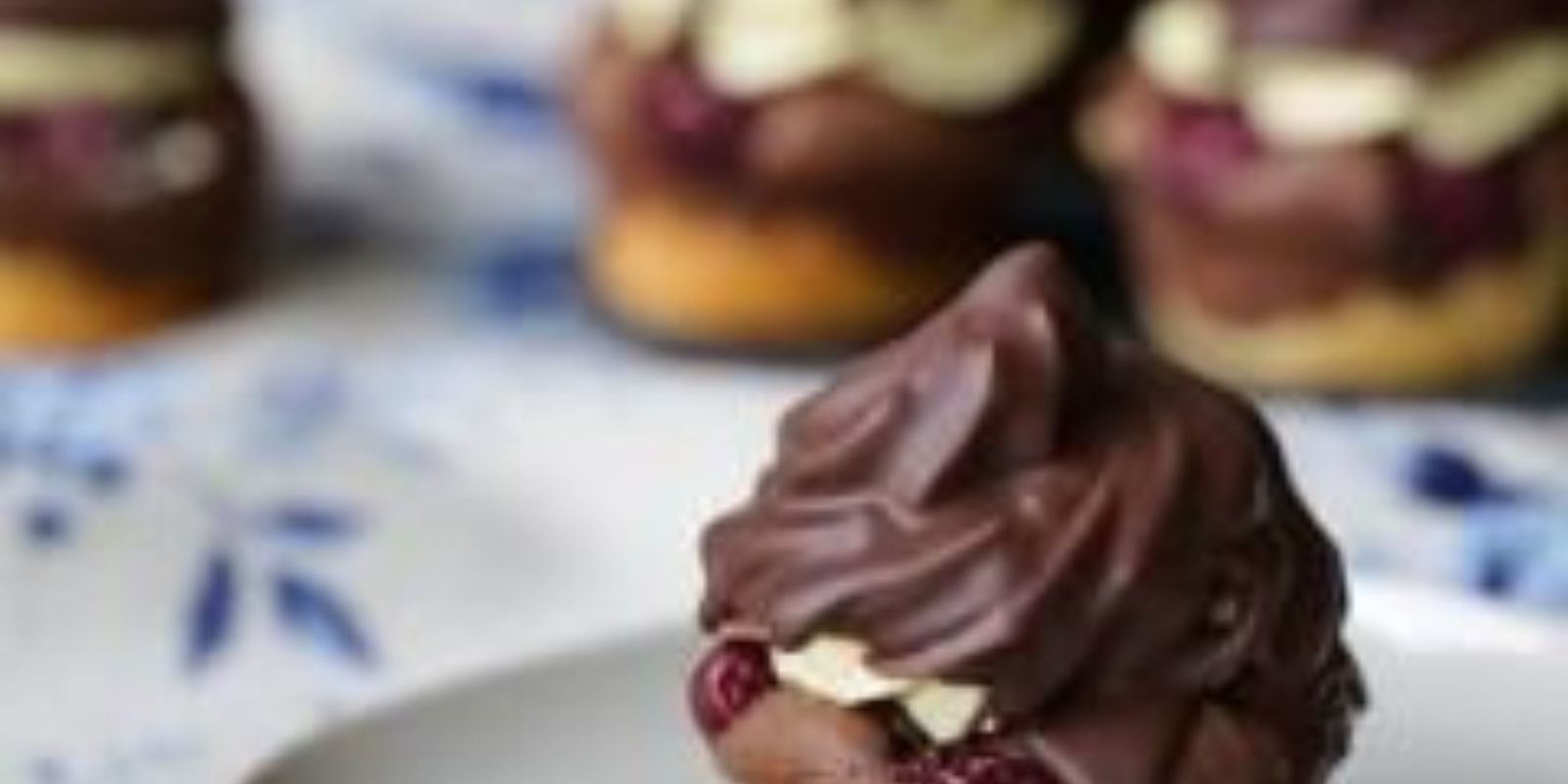 “Donauwellen Muffins mit Pudding: Ein Himmlisches Backvergnügen in Kleinformat”