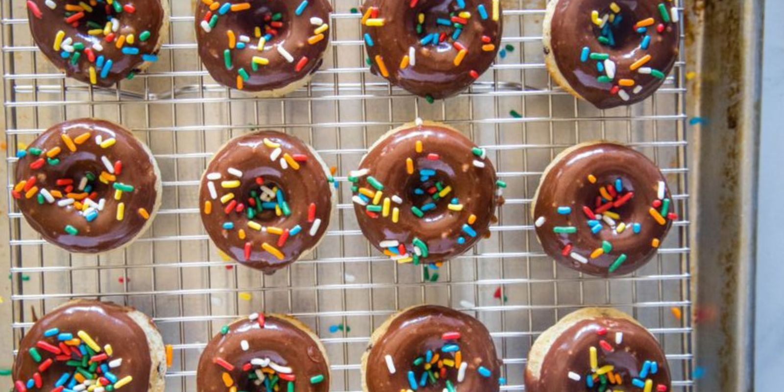 “Donuts: Ein köstliches Abenteuer durch die Welt der süßen Ringe”