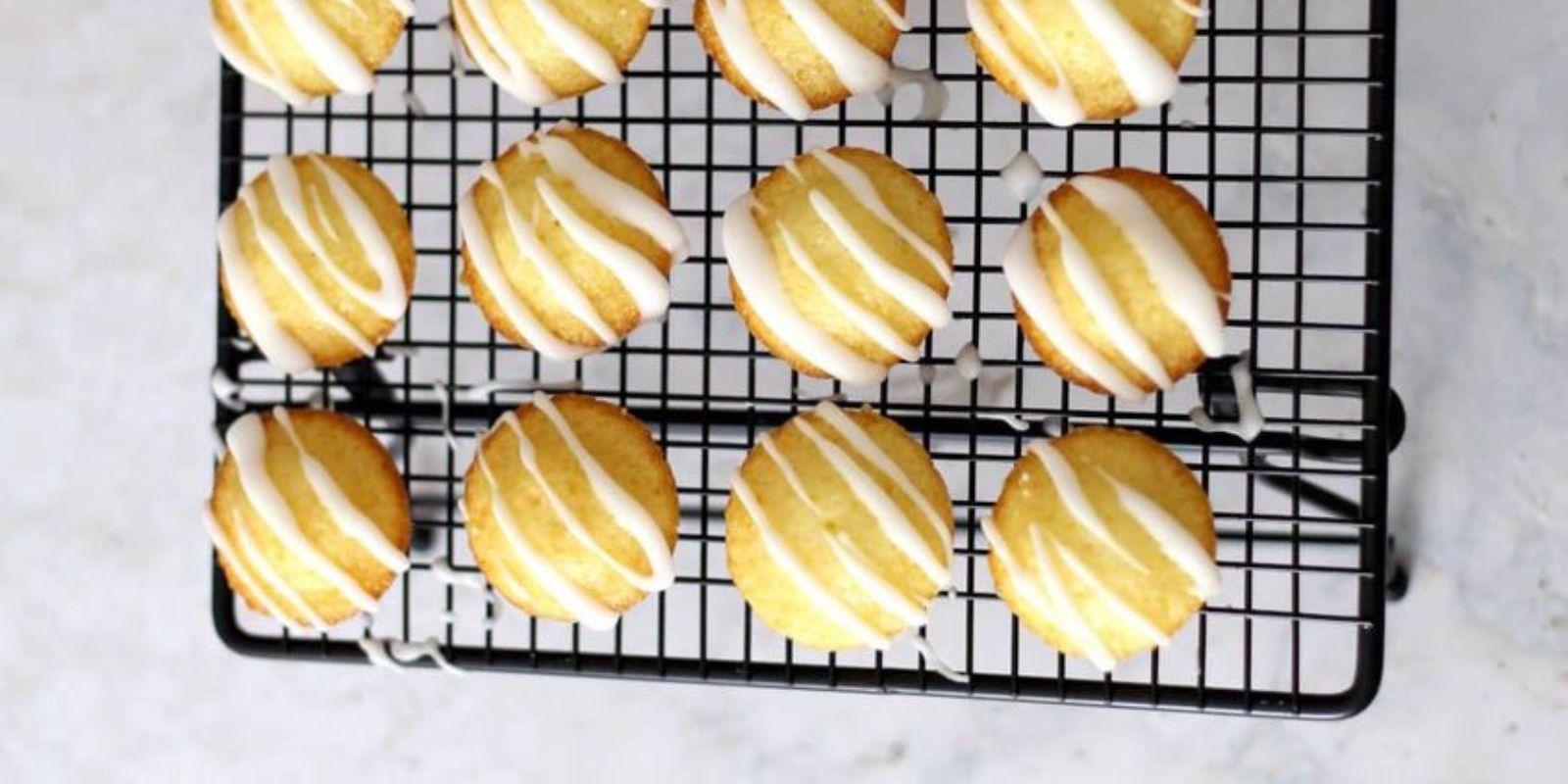 “Fluffige Mini-Zitronenküchlein – Ein Hauch von Frische im Miniaturformat”