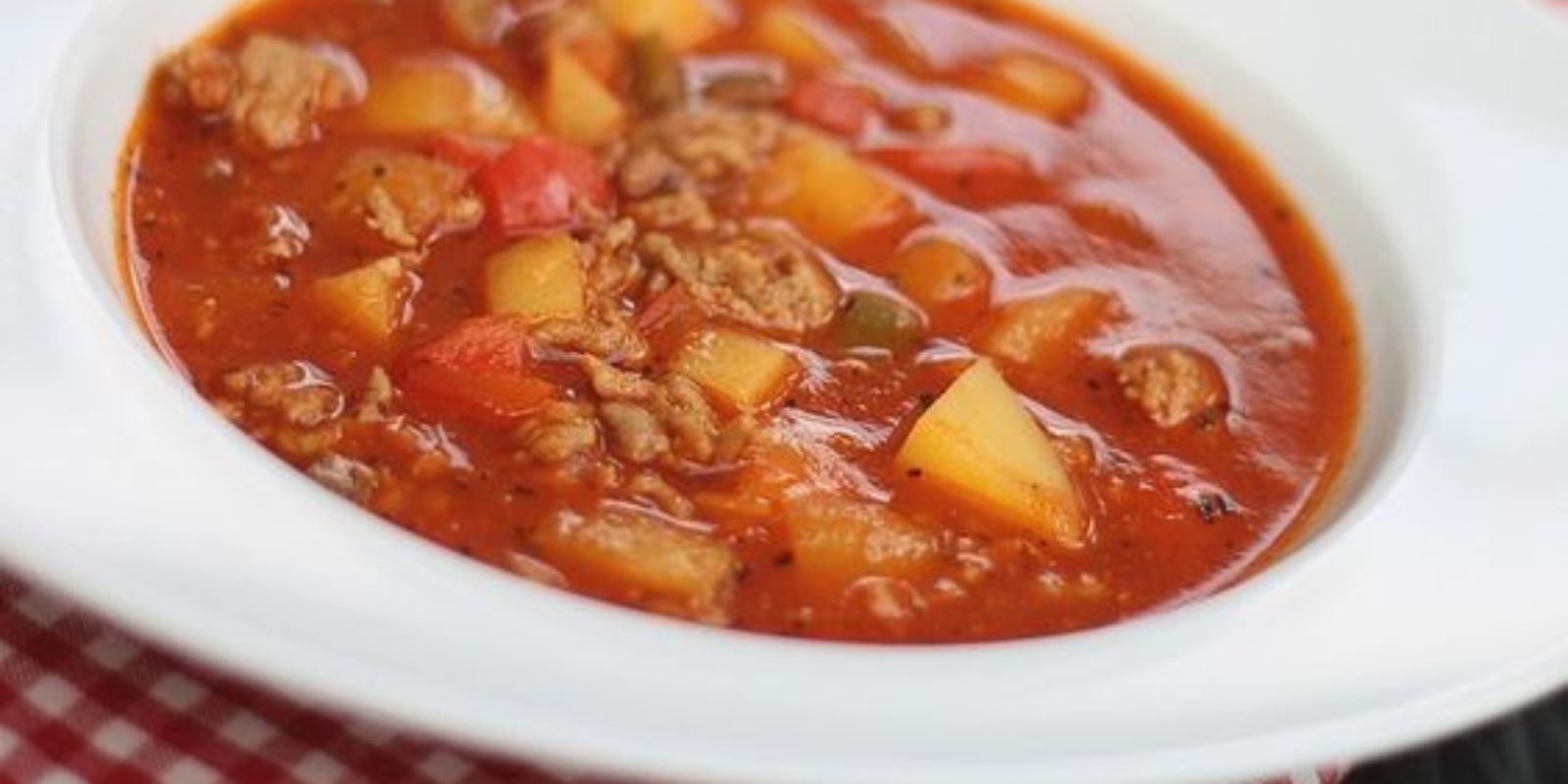 “Herzhaft und Heiß: Deftige Gulaschsuppe zum Wohlfühlen”