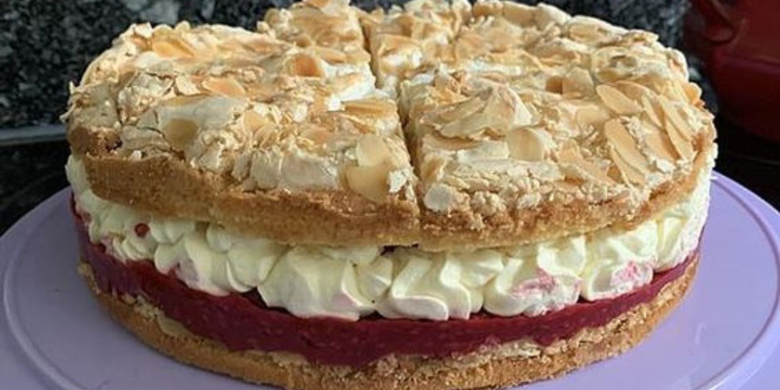 “Himmlische Verlockung: Die Himmelstorte mit Kirschen”