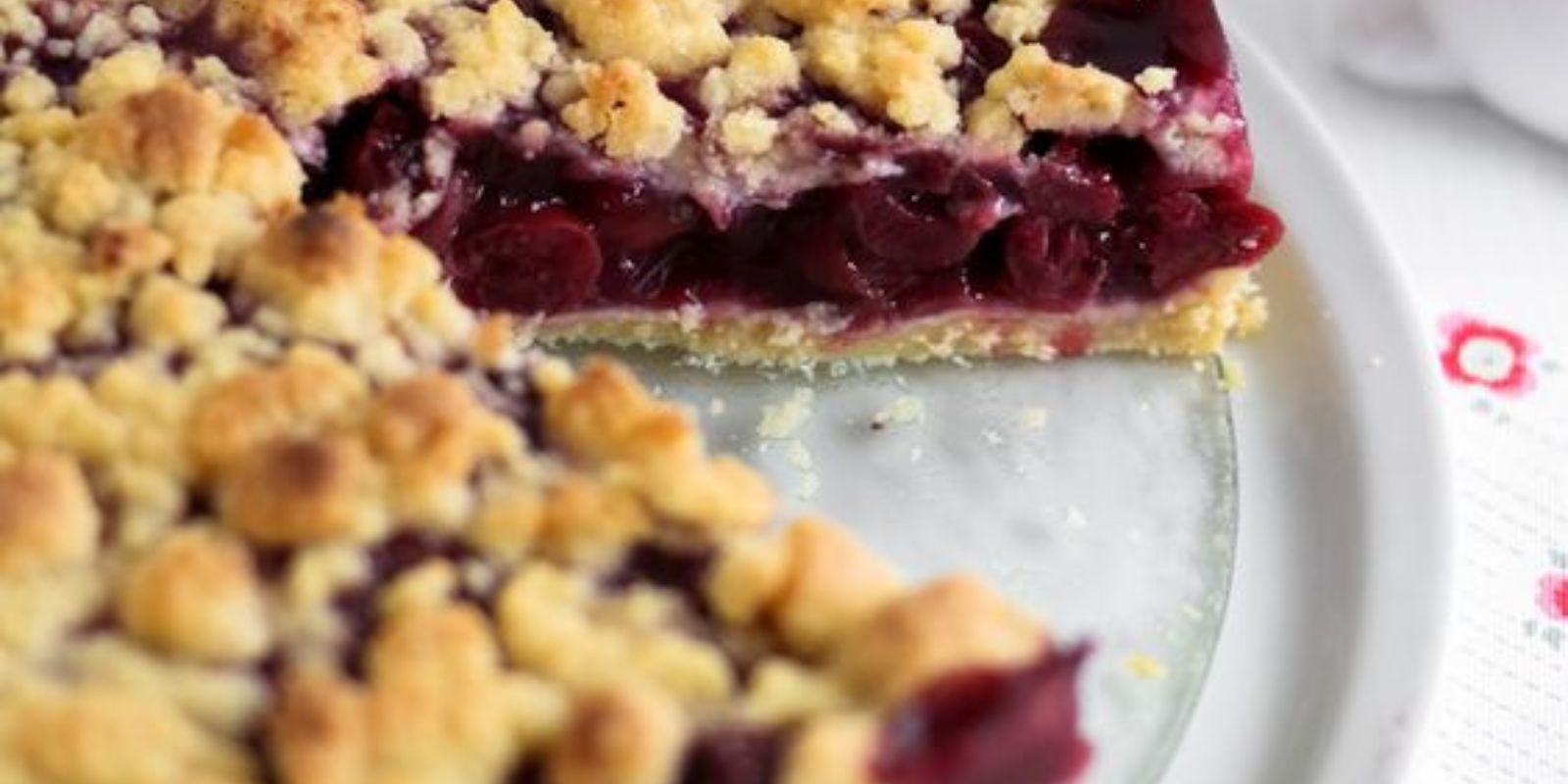 “Himmlischer Genuss: Fantastischer Quark Streuselkuchen mit Vanille-Kirschfüllung”