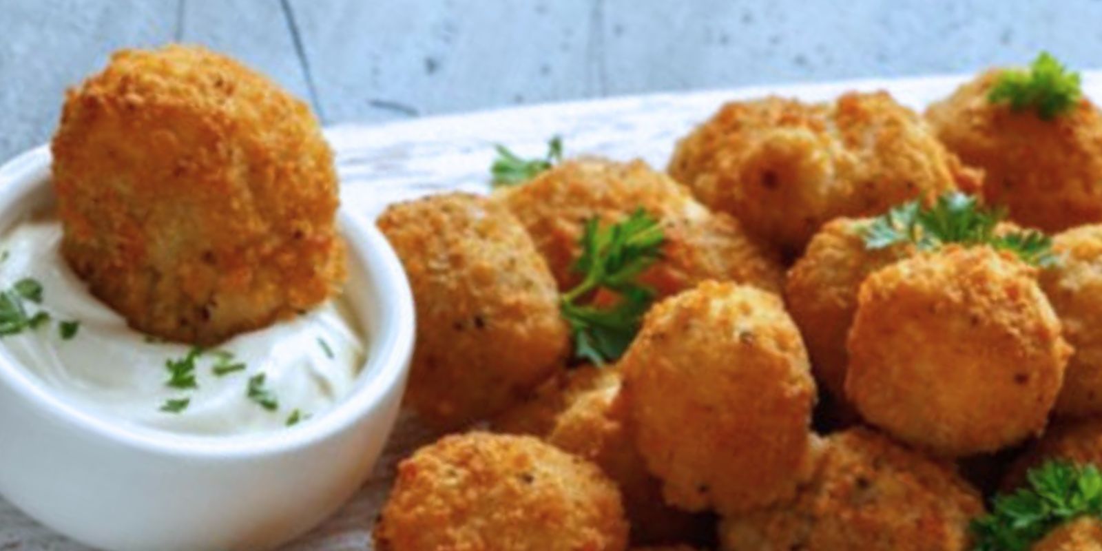 “Knusprige Gaumenfreude: Panierte Champignons mit Kräuterquark”