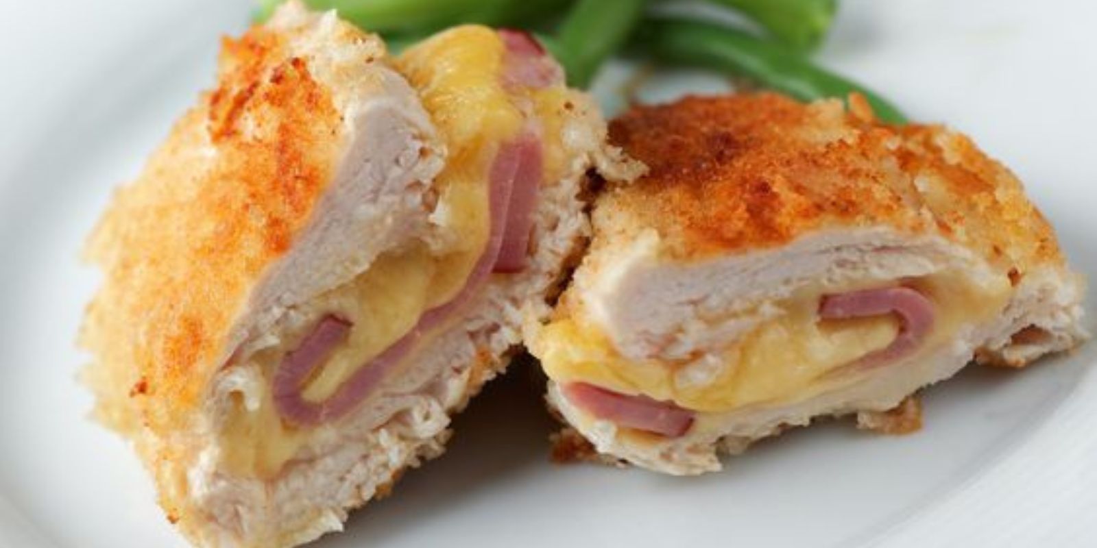 “Köstliche Eleganz auf dem Teller: Hähnchenbrust mit Parmesankruste”