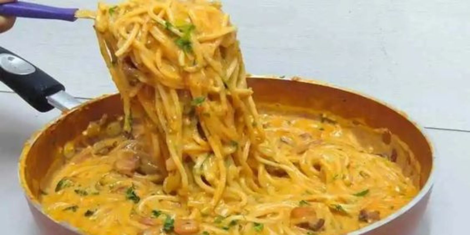 “Schnelle Köstlichkeit: Champignon-Spaghetti aus der Pfanne”