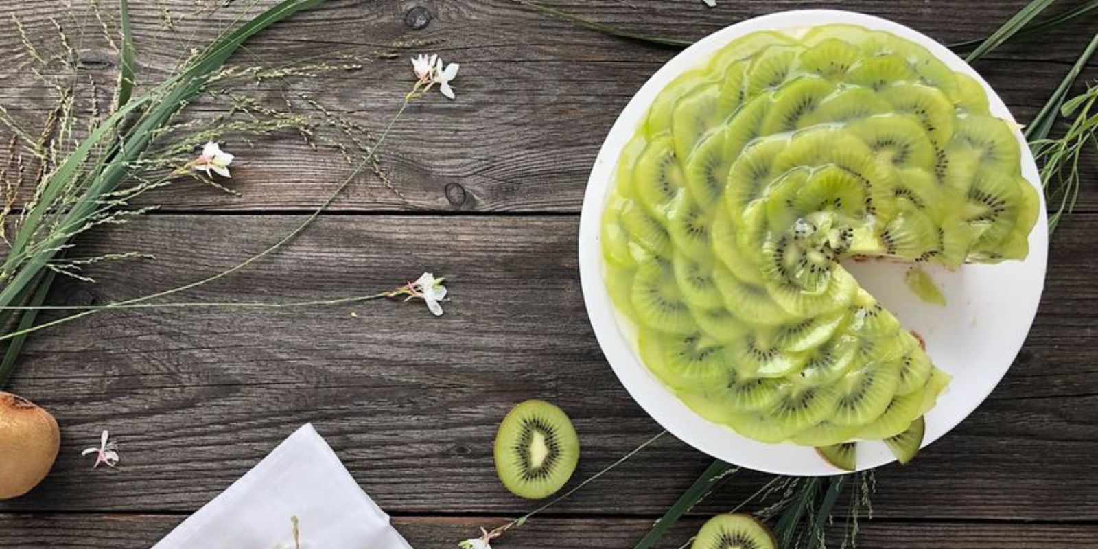 “Sommerliche Leichtigkeit: Butterkeks-Kiwi-Torte mit Frischkäse”