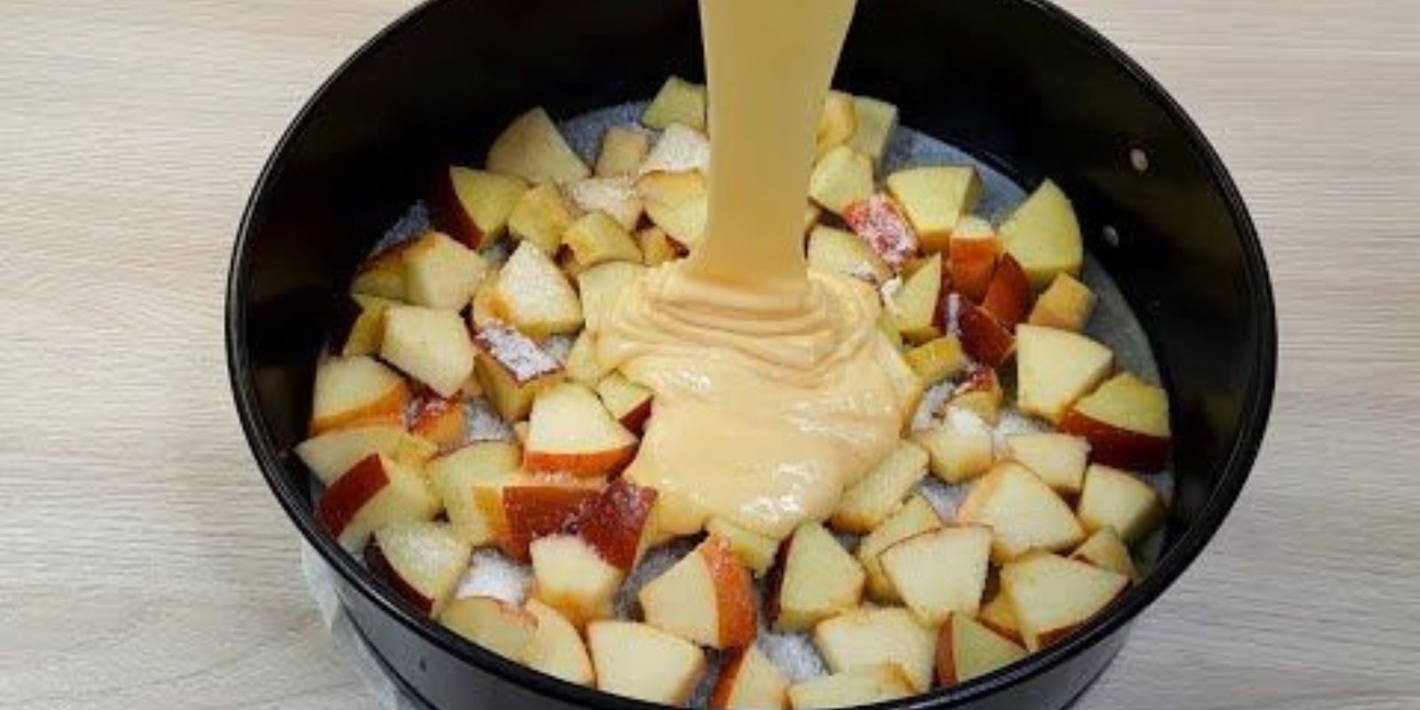 “Verlockend süß: Apfelkuchen mit cremigem Vanillepudding”