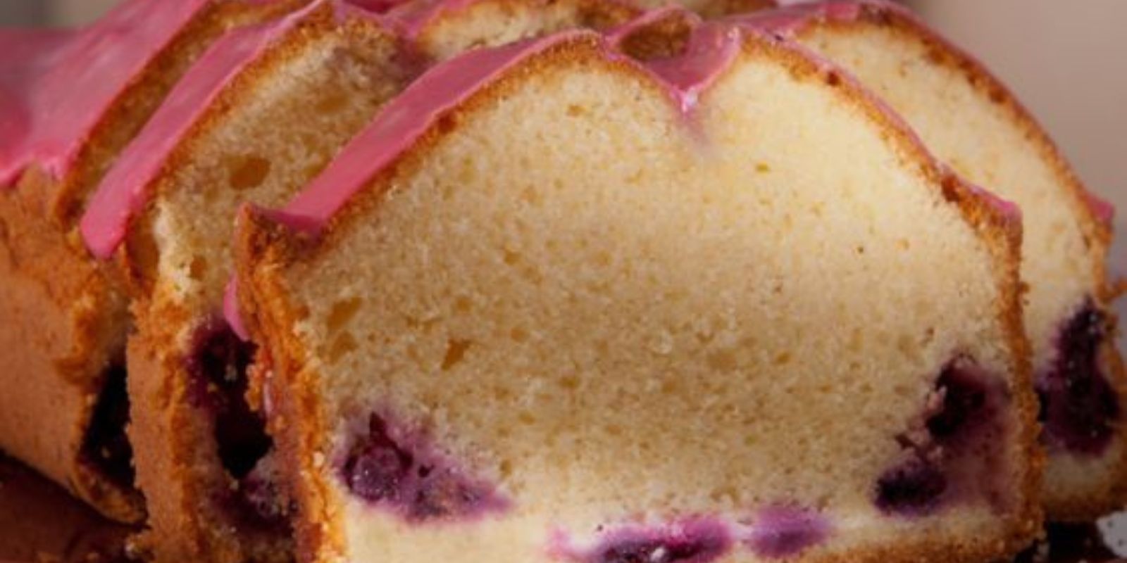 “Verlockende Sünde: Saftiger Rührkuchen mit Kirschen”