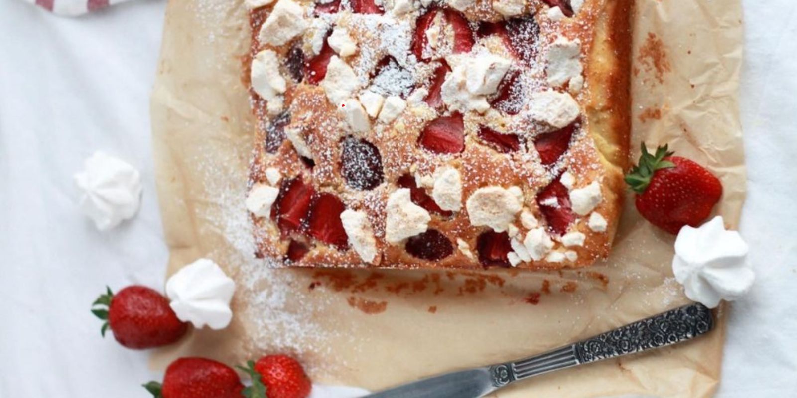 “Wie backt man einen Erdbeer-Biskuitkuchen in nur 10 Minuten im Ofen?”
