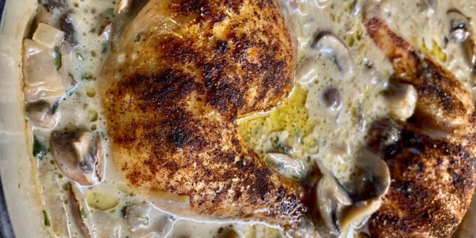 “Wie bereite ich köstliche Hühnersteaks in einer cremigen Champignon-Knoblauch-Sauce zu?”