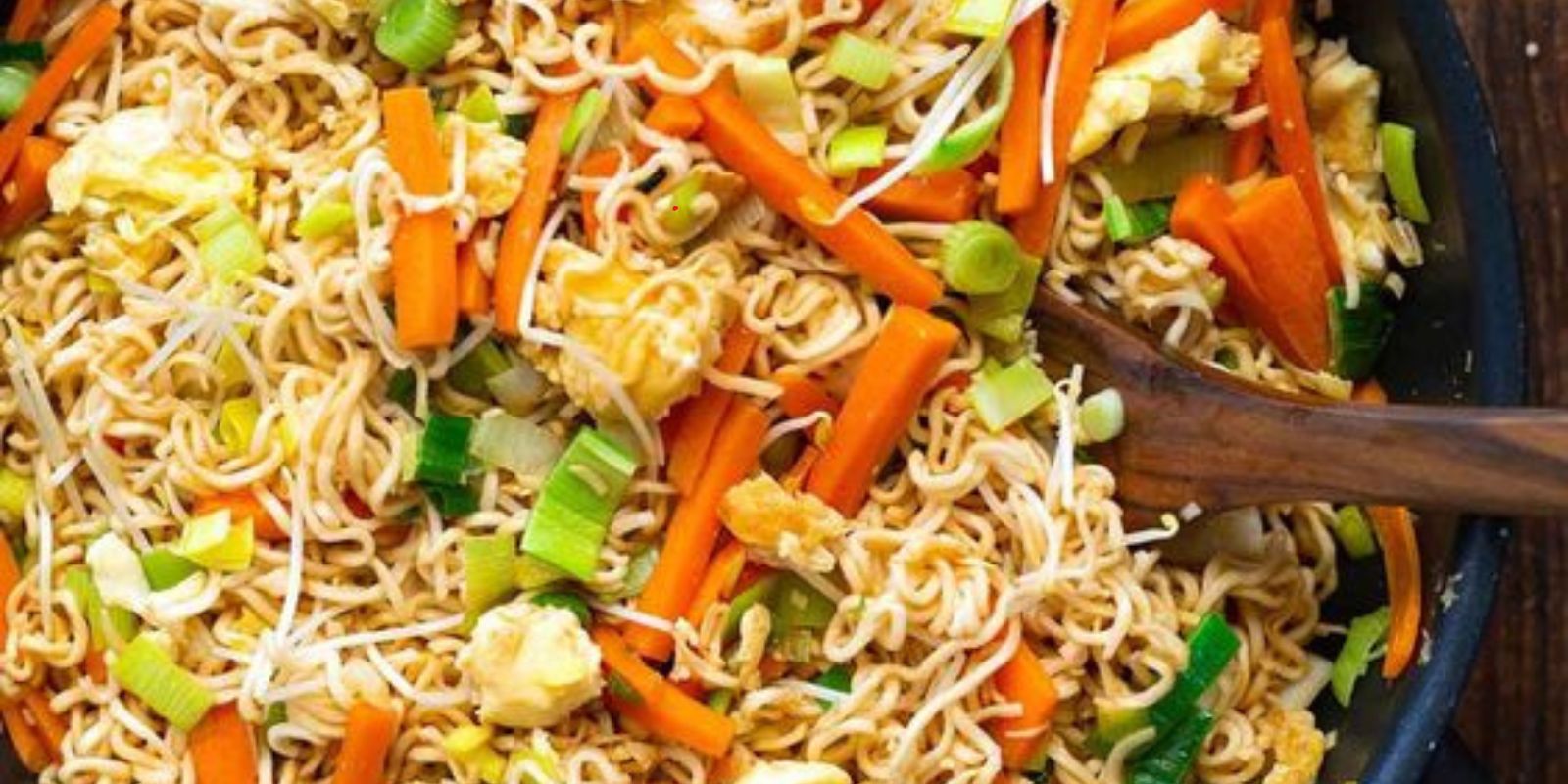 “Wie bereiten Sie gebratene Nudeln in null Komma nichts zu, die köstlich und einfach sind?”