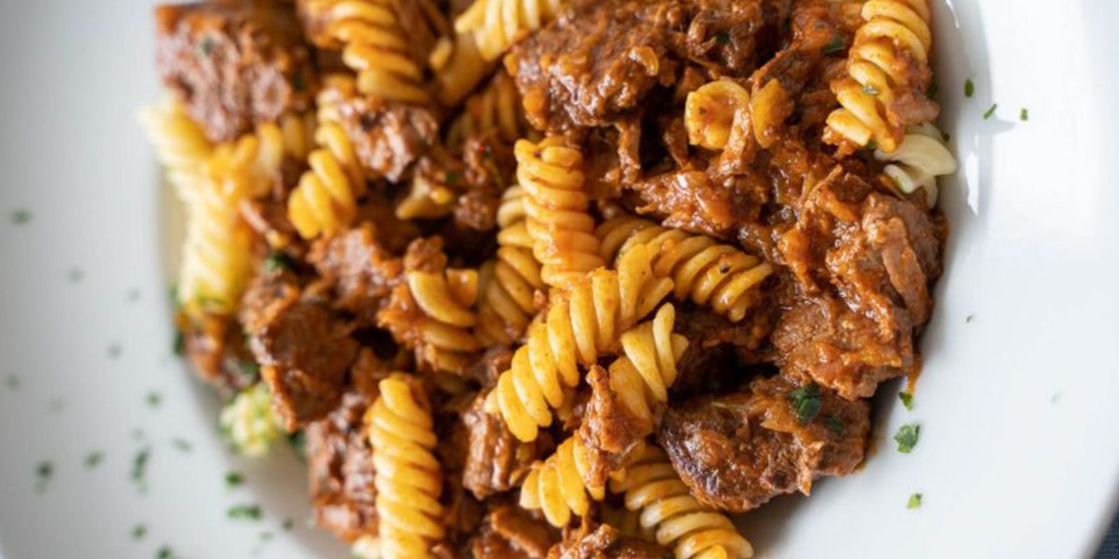 “Wie bereitet man Gulasch mit Nudeln zu?”