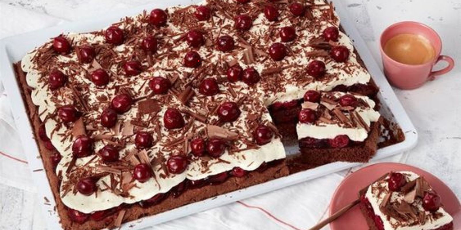 “Wie bereitet man einen köstlichen Schwarzwälder Puddingkuchen auf dem Tablett zu?”