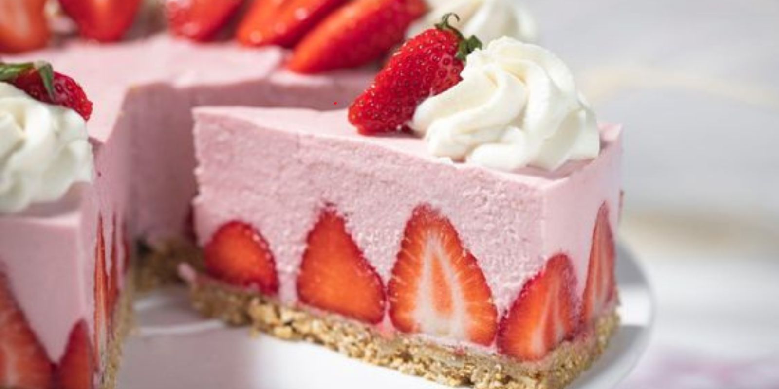 “Wie kann ich ganz einfach einen köstlichen Erdbeer-Mousse-Kuchen zubereiten?”