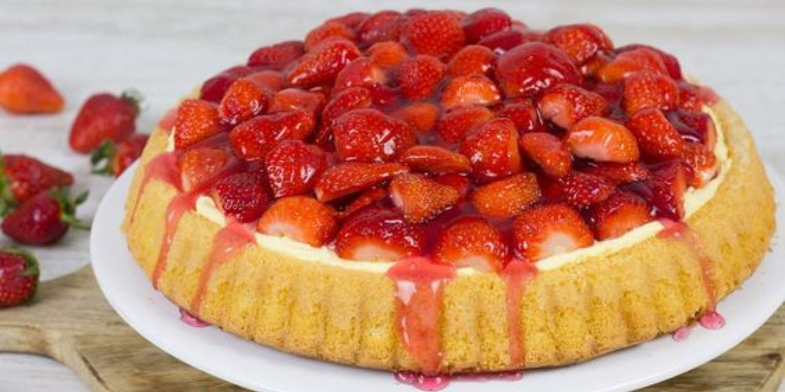 “Wie können Sie einen erfrischenden Erdbeerkuchen mit cremiger Vanillecreme zubereiten, der perfekt für den Sommer ist?”