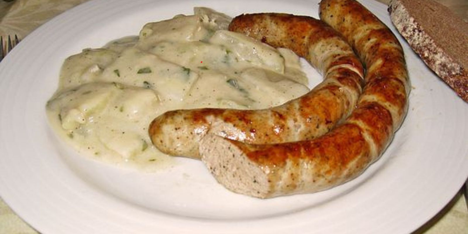 “Wie können Sie zu Hause köstliche fränkische Bratwurst zubereiten, die perfekt zu Senf und Sauerkraut passt?”