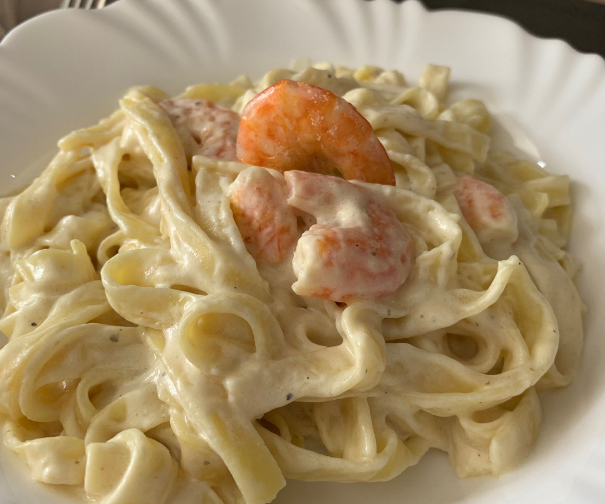 Alfredo-Pasta mit Garnelen: Eine köstliche Fusion aus cremiger Sauce und Meeresfrüchten