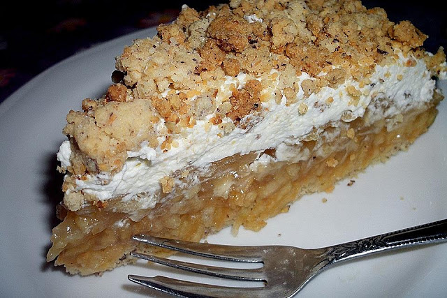 Apfeltorte mit Nussstreuseln