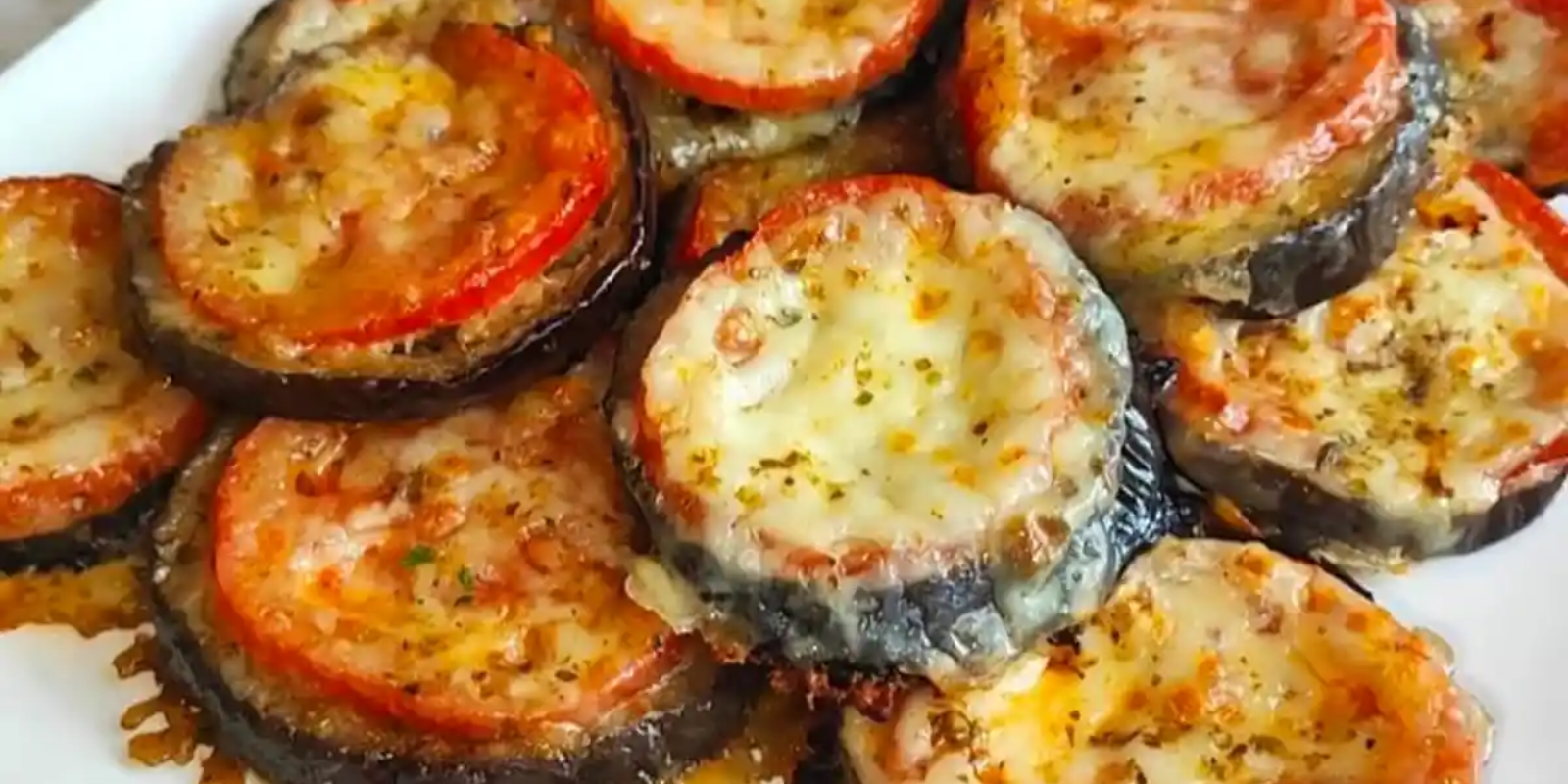 Auberginentörtchen mit Tomaten und Käse