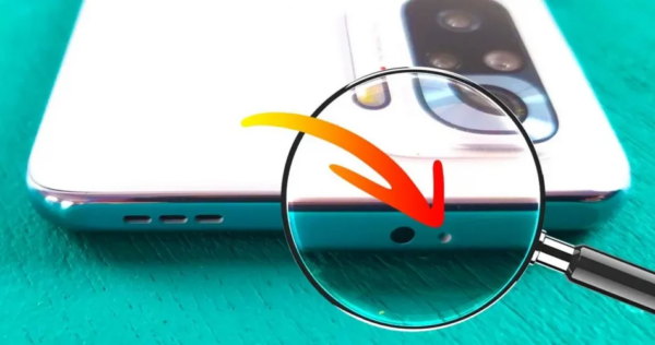 Auf der Oberseite Ihres Smartphones befindet sich ein Steckplatz – eine wenig bekannte Funktion, die Ihnen das Leben erleichtert