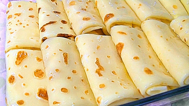 ÜBERBACKENE PFANNKUCHEN MIT KÄSE UND JOGHURT