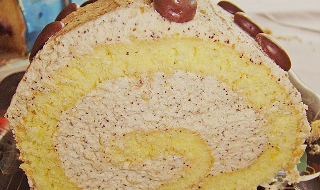 BISKUITROLLE MIT KAFFEECREME