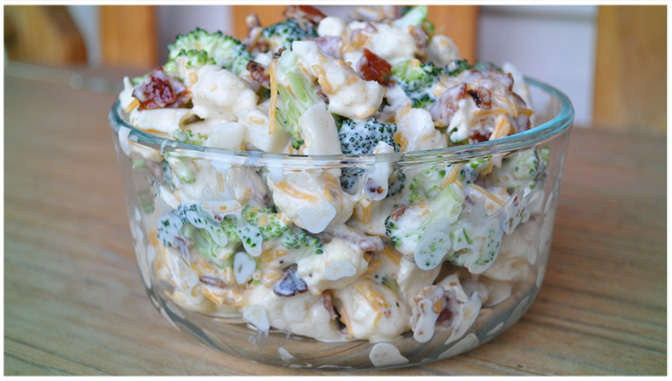 BROKKOLISALAT MIT SAURER SAHNE