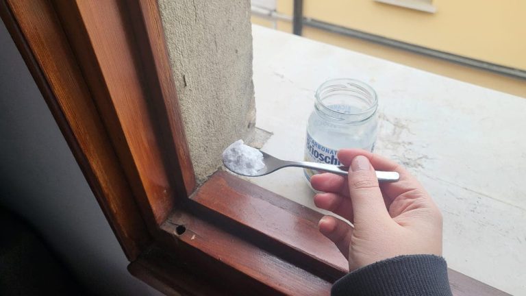 Backpulver auf die Ecken der Fenster streuen
