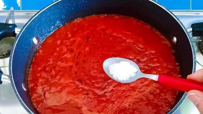 Backpulver in die Tomatensoße gießen: der köstliche Trick der Köche
