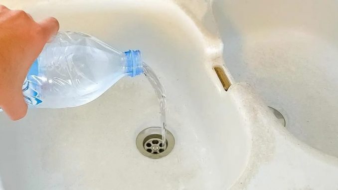 Befreien Sie das Waschbecken in 5 Minuten mit dem Flaschentrick: Keine Verstopfungen mehr